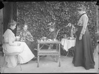 1 vue  - Femmes buvant le thé sur la terrasse d\'une maison. / [Anonyme] (ouvre la visionneuse)