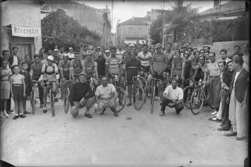 1 vue  - Les concurrents du circuit cycliste du Languedoc avant le départ dans la rue d\'un village. / [Anonyme] (ouvre la visionneuse)