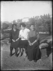 1 vue  - Trois femmes assises sur un banc. / [Anonyme] (ouvre la visionneuse)