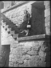 1 vue  - Une femme dans un escalier des remparts. / [Anonyme] (ouvre la visionneuse)