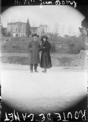 1 vue  - Route de Canet : M. et Mme Jean Boëriz, promenade en tenue d\'hiver ; une grande maison en arrière-plan. / [Anonyme] (ouvre la visionneuse)
