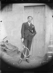 1 vue  - Portrait d\'un homme tenant une raquette de tennis à la main. / [Anonyme] (ouvre la visionneuse)