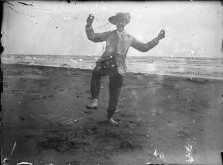 1 vue  - Homme dansant sur la plage. / [Anonyme] (ouvre la visionneuse)