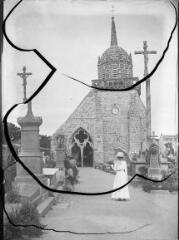 1 vue  - Femme et enfants devant une église dans l\'allée du cimetière. / [Anonyme] (ouvre la visionneuse)