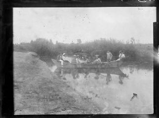 1 vue  - Groupe d\'hommes et de femmes dans un barque sur une rivière. / [Anonyme] (ouvre la visionneuse)