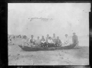 1 vue  - Groupe dans une barque sur la plage. / [Anonyme] (ouvre la visionneuse)