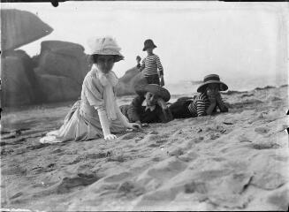 1 vue  - Femme et trois enfants dans le sable. / [Anonyme] (ouvre la visionneuse)