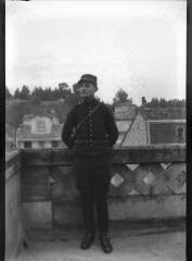 1 vue  - Jeune gendarme au balcon d\'une maison. / [Anonyme] (ouvre la visionneuse)