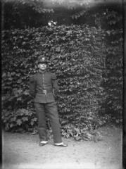 1 vue  - Jeune homme en uniforme du 36e RI devant un mur de végétation. / [Anonyme] (ouvre la visionneuse)