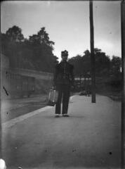 1 vue  - Soldat portant une valise à la main sur le quai de la gare. / [Anonyme] (ouvre la visionneuse)