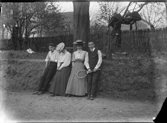 1 vue  - Deux couples, l\'un des hommes tenant une raquette de tennis à la main. / [Anonyme] (ouvre la visionneuse)