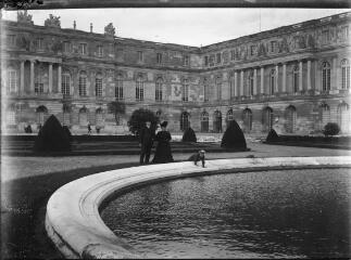 1 vue  - Couple et enfant devant un des bassins du château de Versailles. / [Anonyme] (ouvre la visionneuse)
