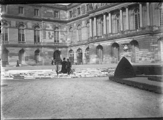 1 vue  - Couple et enfant sur les marches devant le château de Versailles. / [Anonyme] (ouvre la visionneuse)