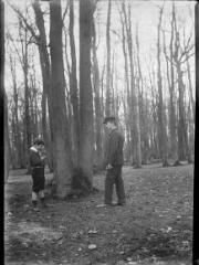 1 vue  - Un enfant et un jeune homme dans les bois. / [Anonyme] (ouvre la visionneuse)