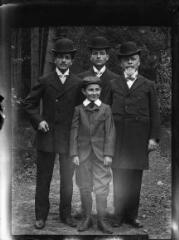1 vue  - Portrait de groupe : trois hommes avec des chapeau melon et un enfant. / [Anonyme] (ouvre la visionneuse)