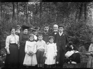 1 vue  - Portrait de famille dans les bois. / [Anonyme] (ouvre la visionneuse)