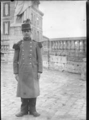 1 vue  - Jeune homme en uniforme du 36e RI dans la cour d\'un château. / [Anonyme] (ouvre la visionneuse)