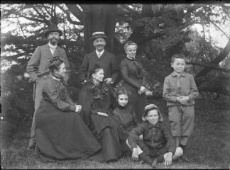 1 vue  - Portrait de groupe : famille devant un arbre. / [Anonyme] (ouvre la visionneuse)
