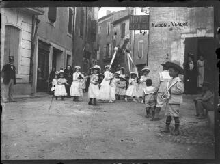1 vue Célébration villageoise : fillettes vêtues de blanc tenant des rubans accrochés à une croix. / [Anonyme]