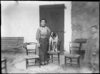 1 vue Portrait d'une femme avec un chien à ses côtés. / [Anonyme]