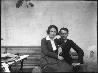 1 vue Couple assis sur un banc. / [Anonyme]