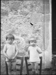 1 vue  - Deux enfants debout sur des chaises. / [Anonyme] (ouvre la visionneuse)