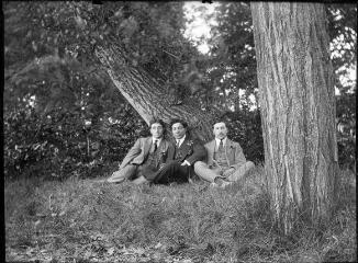 1 vue  - Trois hommes assis contre un arbre dans un jardin. / [Anonyme] (ouvre la visionneuse)