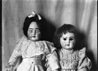 1 vue Portrait de deux poupées. / [Anonyme]