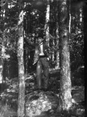 1 vue  - Jeune homme dans la forêt. / [Anonyme] (ouvre la visionneuse)