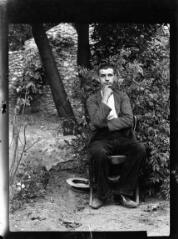 1 vue  - Portrait d\'un jeune homme assis dans un jardin. / [Anonyme] (ouvre la visionneuse)