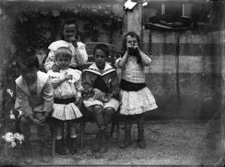 1 vue Portrait de groupe : 5 enfants devant une maison. / [Anonyme]