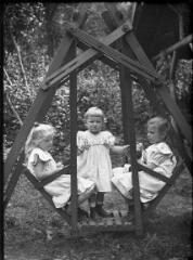 1 vue Jeu d'enfants : trois fillettes dans une balancelle. / [Anonyme]