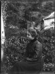 1 vue  - Femme assise dans un jardin. / [Anonyme] (ouvre la visionneuse)