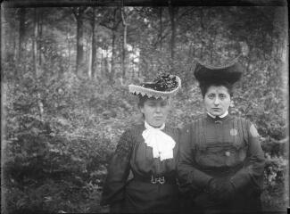 1 vue  - Portrait de deux femmes dans un bois. / [Anonyme] (ouvre la visionneuse)
