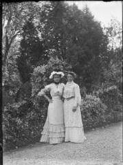 1 vue Deux femmes dans un jardin. / [Anonyme]