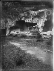 1 vue  - Grotte et roche creusées par l\'érosion. / [Anonyme] (ouvre la visionneuse)