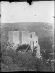 1 vue  - Château en ruine dans un paysage méridional. / [Anonyme] (ouvre la visionneuse)