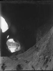 1 vue  - Paysage et cours d\'eau vus depuis l\'intérieur d\'une grotte. / [Anonyme] (ouvre la visionneuse)