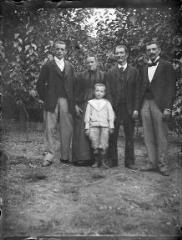 1 vue  - Portrait de famille en plein air composé de trois hommes, une femme et un petit garçon. / [Anonyme] (ouvre la visionneuse)