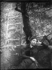 1 vue  - Portrait de femme près d\'un muret dans une forêt. / [Anonyme] (ouvre la visionneuse)