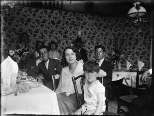 1 vue  - Portrait des membre d\'une famille lors d\'un repas de communion en intérieur. / [Anonyme] (ouvre la visionneuse)