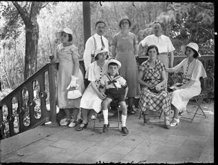 1 vue  - Portrait de famille sur une terrasse, composé de cinq femmes, un homme et un petit garçon. / [Anonyme] (ouvre la visionneuse)