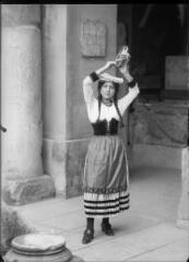 1 vue Portrait d'une jeune femme en costume traditionnel, un tambourin à la main, à l'intérieur du musée archéologique de Nîmes. / [Anonyme]