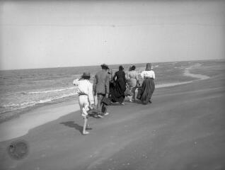 1 vue  - Groupe de personnes marchant au bord d\'une plage. / [Anonyme] (ouvre la visionneuse)