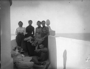 1 vue  - Portrait d\'un groupe de jeunes gens sur une terrasse blanche. / [Anonyme] (ouvre la visionneuse)