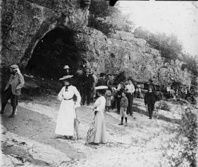 1 vue  - Groupe de personnes à l\'entrée de la grotte de la Salpêtrière près du Pont du Gard. / [Anonyme] (ouvre la visionneuse)