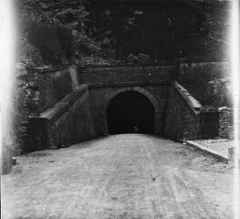 1 vue  - Entrée du tunnel routier d\'Alzon datant de la fin du XIXe siècle. / [Anonyme] (ouvre la visionneuse)
