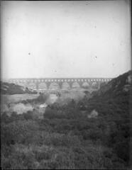 1 vue  - Pont du Gard ; vue amont. / [Anonyme] (ouvre la visionneuse)