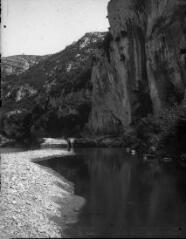 1 vue  - Cours d\'eau au bord d\'une falaise rocheuse aux environs de Campefiel. / [Anonyme] (ouvre la visionneuse)