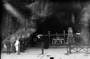 1 vue  - Des pélerins à l\'intérieur de la grotte de la Vierge. / [Anonyme] (ouvre la visionneuse)